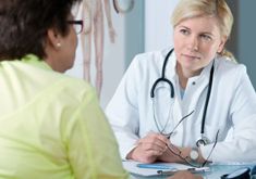mujer menopausica en visita medica